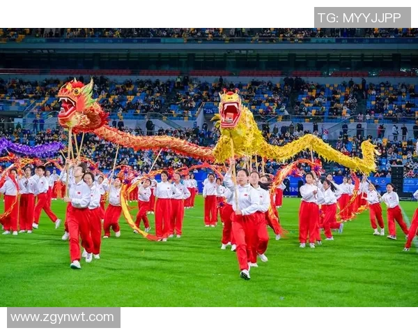 足球明星为粉丝献舞激情瞬间展现运动与艺术的完美结合